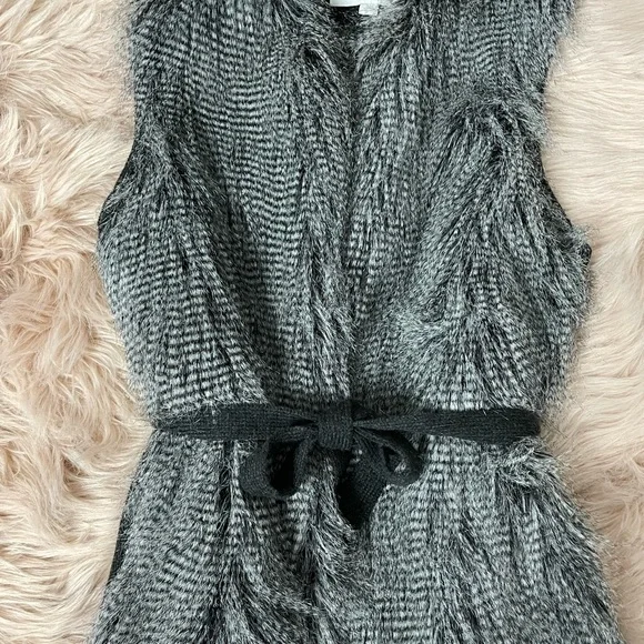 Faux Fur & Sweater Vest Gray - Picture 1 of 2